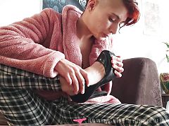 Vends-ta-culotte - JOI and feet worship with sxey French dominatrix