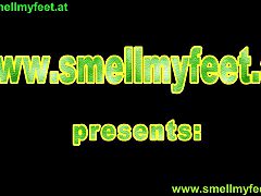feet smell girls